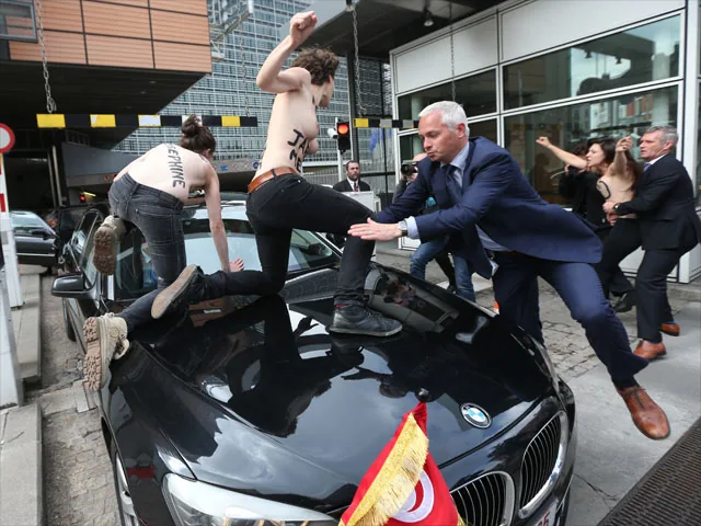 Накануне визита президента Франции суд Туниса освободил секстремисток FEMEN