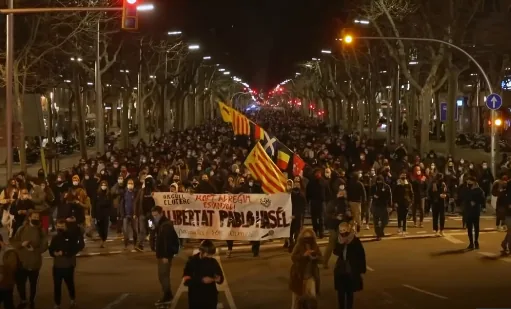 Массовые протесты вспыхнули в Испании после ареста рэпера Массовые протесты вспыхнули в Испании после ареста рэпера
