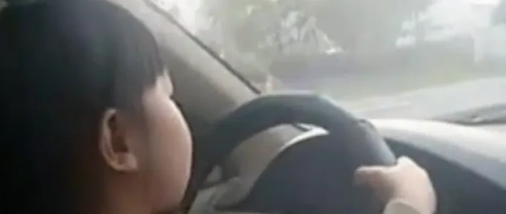 8-летнюю дочь папа и мама пустили за руль и на встречную: “Давай хотя бы соточку!”. ВИДЕО