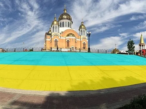 Украинцы одевают памятники в вышиванки, а набережные – в стяги Украинцы одевают памятники в вышиванки, а набережные - в стяги