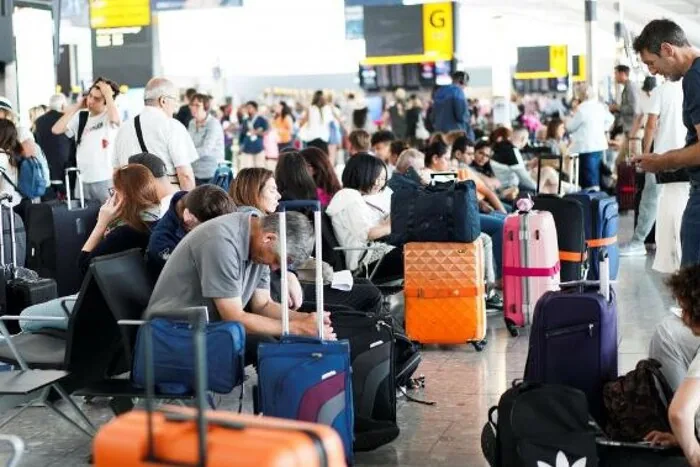 Сотні авіарейсів затримуються у Європі, 800 вильотів будуть перенаправлені: що відбувається