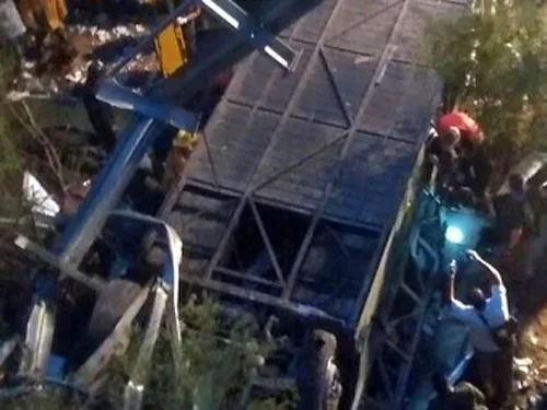 Полицейский автобус в Аргентине сорвался в пропасть, 41 жертва