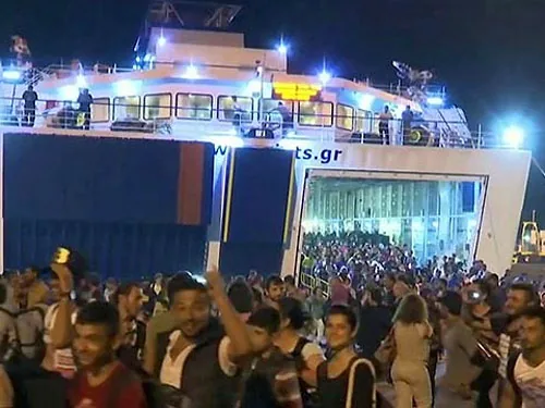 Сотни мигрантов перекрыли тоннель под Ла-Маншем Сотни мигрантов перекрыли тоннель под Ла-Маншем