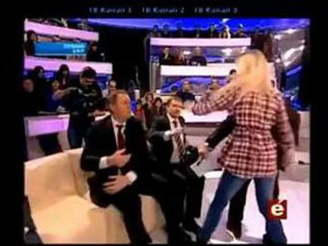 В прямом эфире подрались активистка Femen и украинский депутат. ВИДЕО В прямом эфире подрались активистка Femen и украинский депутат. ВИДЕО