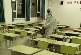 Дезінфікують школи китайські медичні працівники. ВІДЕО