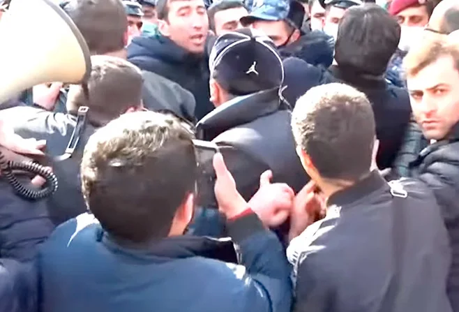Стычки между полицией и демонстрантами произошли в Ереване. ВИДЕО