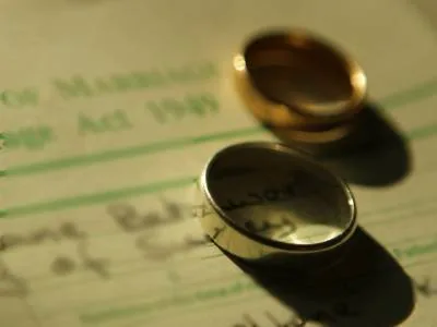 На 61-летней женщине 8-летний мальчик женился, чтобы выполнить волю своего деда
