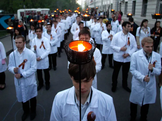 В Москве прошло факельное шествие, которое сравнили с "инаугурацией" Гитлера