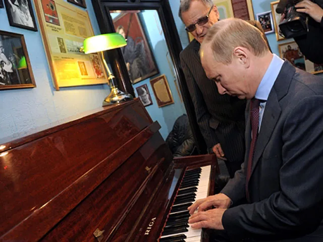 Путин на расстроенном пианино сыграл “Город над вольной Невой” в Петербурге. ВИДЕО Путин на расстроенном пианино сыграл "Город над вольной Невой" в Петербурге. ВИДЕО