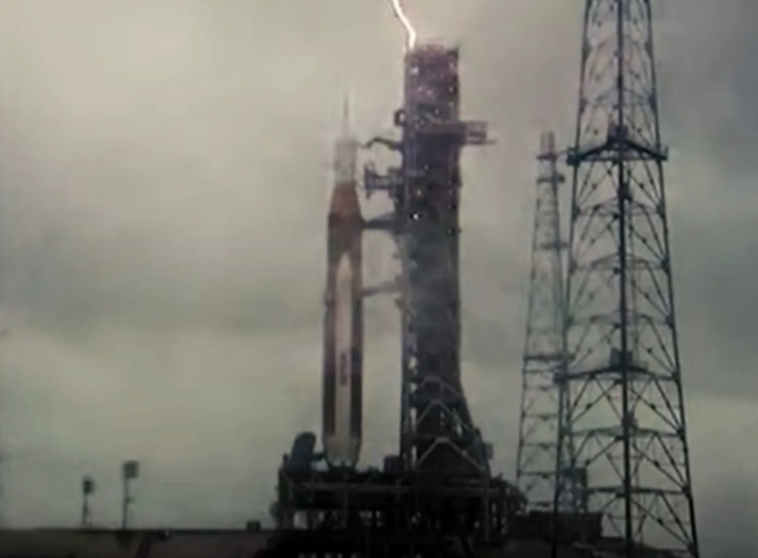 В ракету NASA четыре раза попала молния на стартовой площадке. ВИДЕО В ракету NASA четыре раза попала молния на стартовой площадке. ВИДЕО