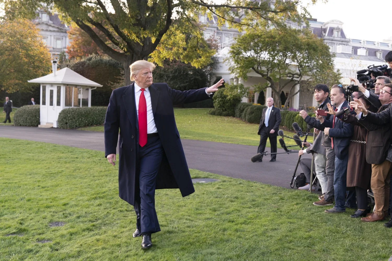 Сделку по приобретению TikTok компанией Oracle одобрил Трамп