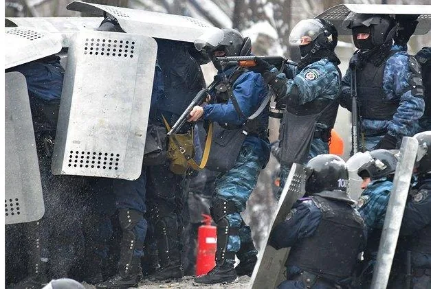 Кадры, подтверждающие применение «Беркутом» «коктейлей Молотова» и оружия, обнародованы. ФОТО Кадры, подтверждающие применение «Беркутом» «коктейлей Молотова» и оружия, обнародованы. ФОТО