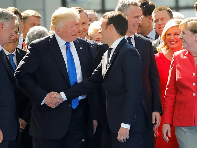 Макрон на первой встрече с Трампом попытался склонить его к борьбе с изменением климата