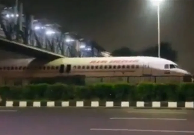В Дели под пешеходным переходом застрял самолет компании Air India В Дели под пешеходным переходом застрял самолет компании Air India