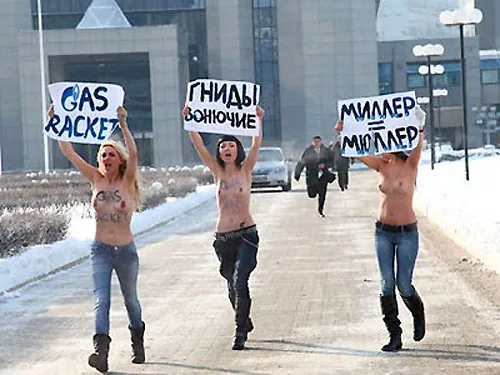FEMEN в трескучий мороз пошли на "вонючий Газпром". ФОТО FEMEN в трескучий мороз пошли на "вонючий Газпром". ФОТО