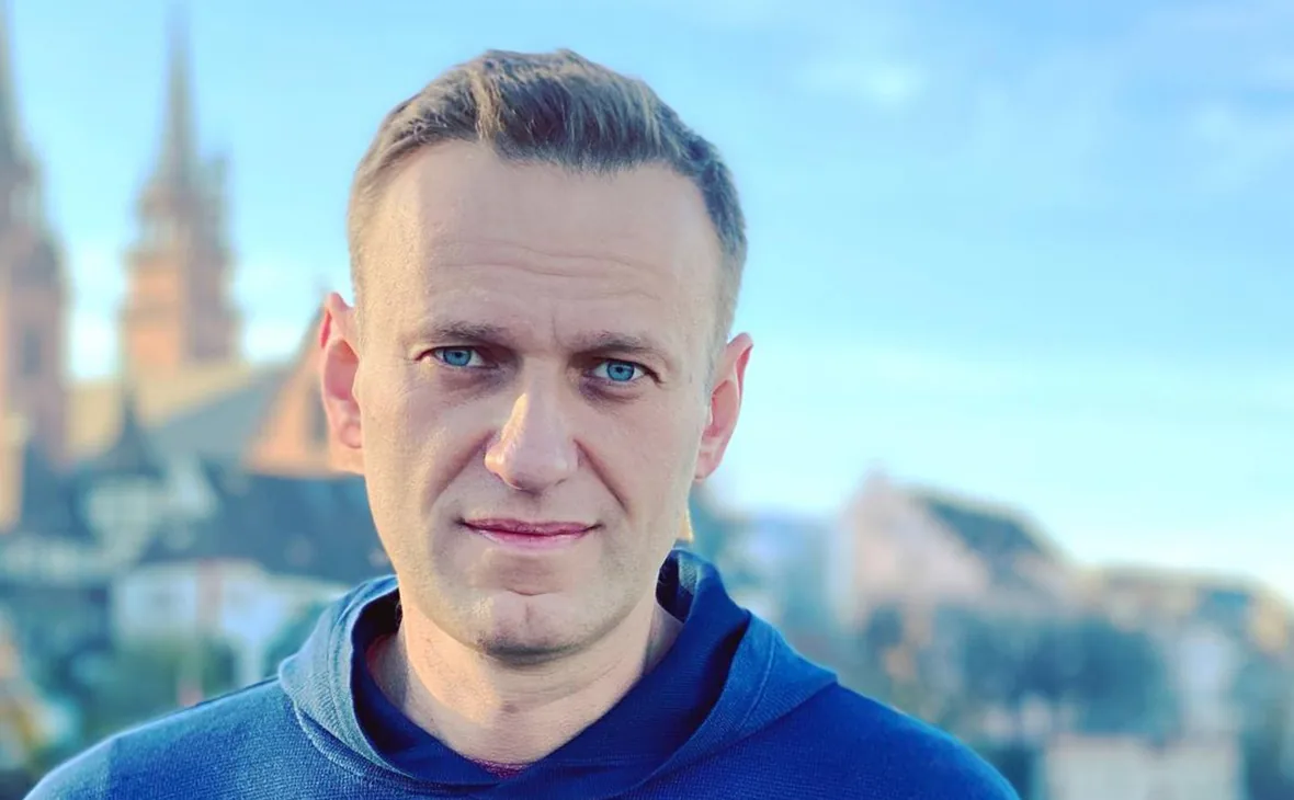 Возвращаясь, Алексей Навальный бросается в пасть волку