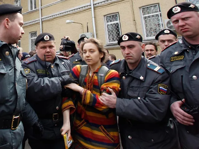 Следствие просит спрятать Pussy Riot в тюрьме - от неких преступников. ВИДЕО