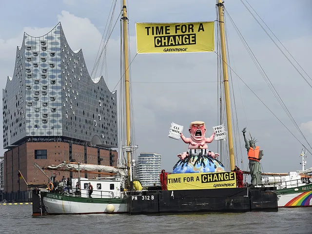 На небоскребе Трампа в Чикаго и на мосту в Гамбурге Greenpeace вывесил транспаранты