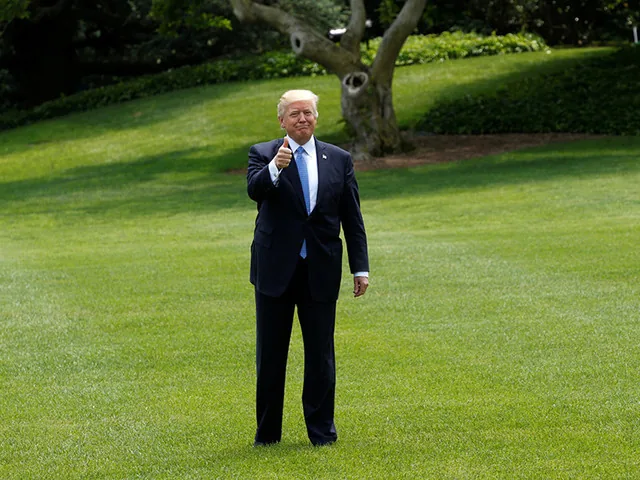 В США рейтинг одобрения деятельности Трампа достиг рекордно низких значений В США рейтинг одобрения деятельности Трампа достиг рекордно низких значений
