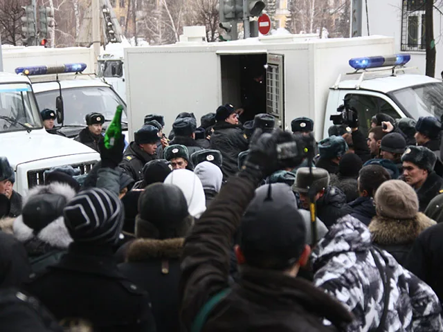 Обернулась потасовкой с полицией в Казани акция против полицейского произвола. ФОТО