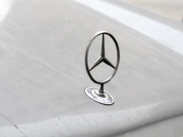 В Москве из белого Mercedes на полном ходу выбросили труп