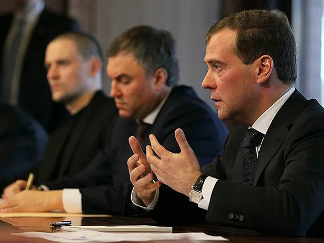 “Театр абсурда” в Кремле: по поручению Медведева отвергли идею, которую он поручил изучить "Театр абсурда" в Кремле: по поручению Медведева отвергли идею, которую он поручил изучить