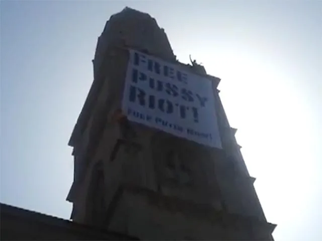 С башни главной церкви Цюриха пожелали Pussy Riot - свободы, а Путину - неприличное. ВИДЕО