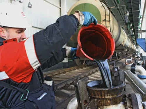 До уровня 2009 года упали цены на нефть, рубль в новом году также продолжает катиться вниз