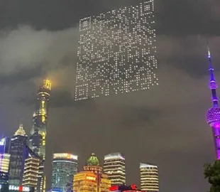 QR-код с рекламой игры сформировали множество дронов в небе над Шанхаем