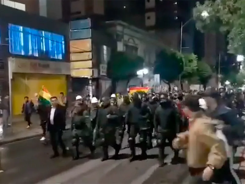 В Боливии сторонники оппозиции взяли в осаду офисы национального ТВ и радио В Боливии сторонники оппозиции взяли в осаду офисы национального ТВ и радио