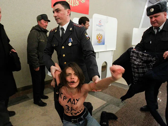 Активистки FEMEN опоздали шокировать Путина. ВИДЕО. Премьер выронил бюллетень