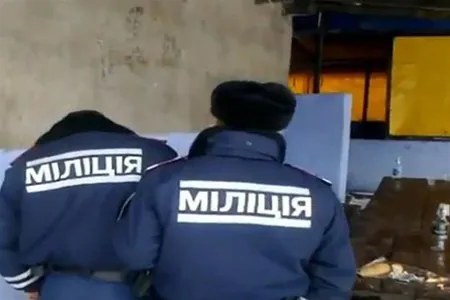 В Горловке среди бела дня "засекли" милиционеров за распитием водки. ВИДЕО