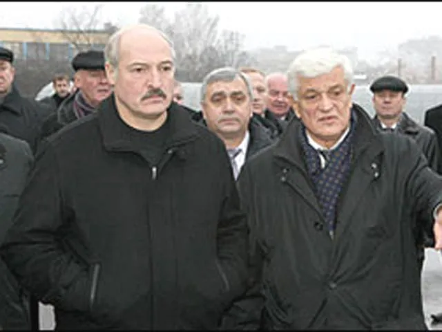 Лукашенко запретил белорусам увольняться: а то еще пойдут с вилами друг друга колоть Лукашенко запретил белорусам увольняться: а то еще пойдут с вилами друг друга колоть