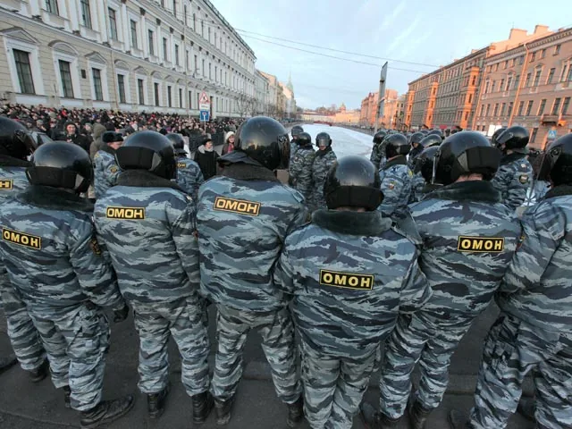 5 марта в Петербурге: в автозак полетел “коктейль Молотова”, сотни задержанных. ВИДЕО 5 марта в Петербурге: в автозак полетел "коктейль Молотова", сотни задержанных. ВИДЕО