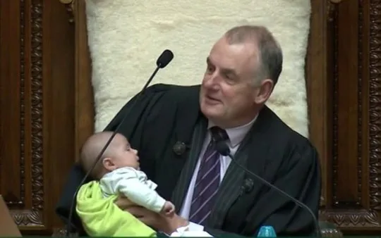 Вел дебаты с младенцем на руках спикер парламента Новой Зеландии. ВИДЕО