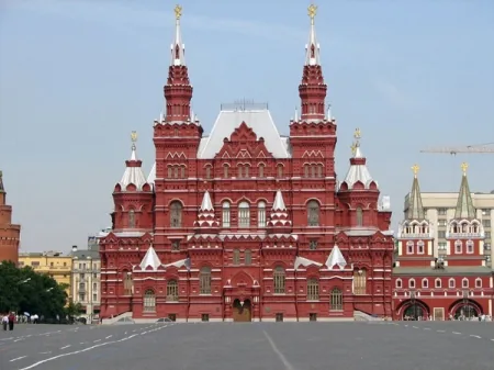 На бульвары Москвы вышли художники с тележками и граблями На бульвары Москвы вышли художники с тележками и граблями