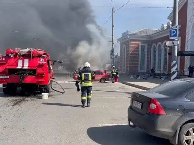 В Краматорске в результате обстрела вокзала погибли не менее 50 человек
