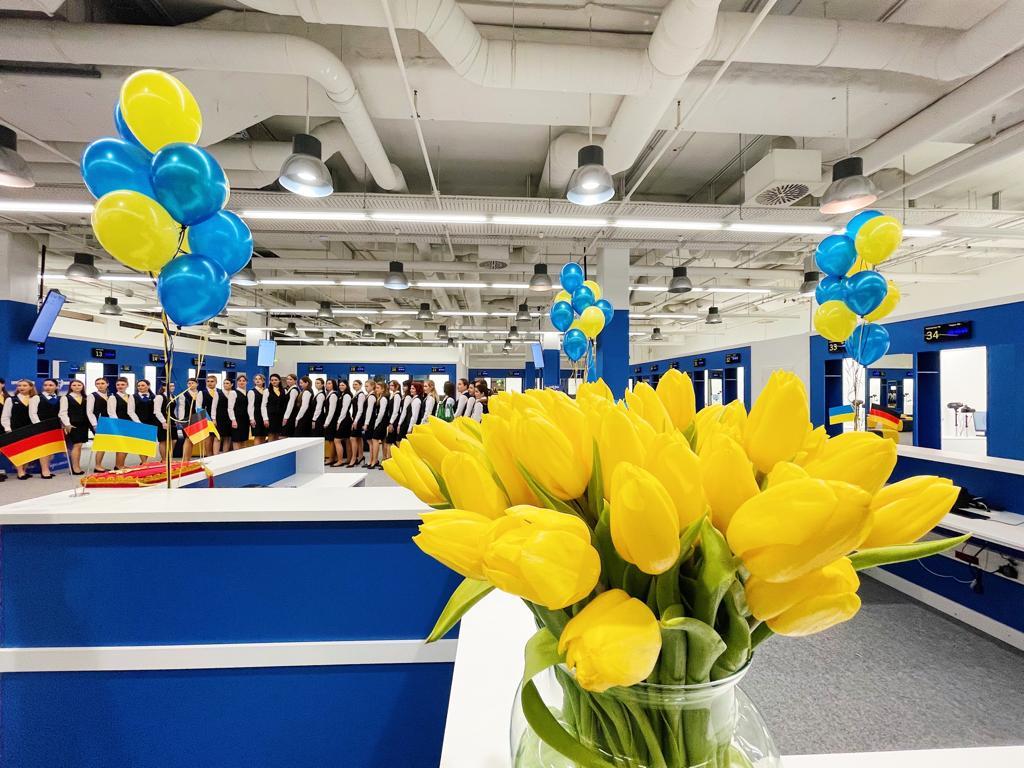 Видачу документів українцям за кордоном у ДП "Документ" відновили, але не всім