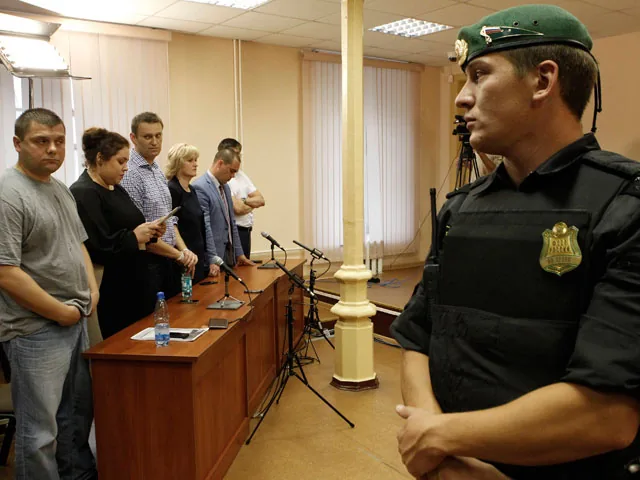 Суд дал Навальному пять лет Суд дал Навальному пять лет