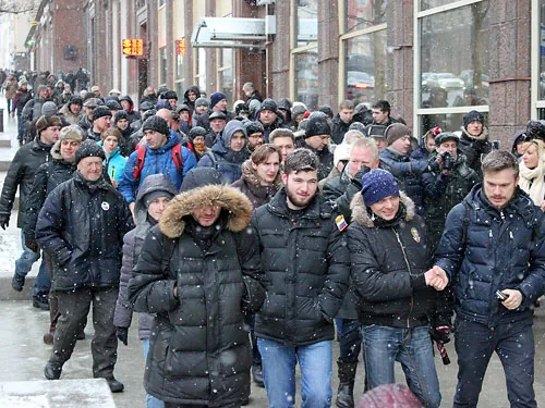 20 участников еженедельных прогулок "Новой оппозиции" возле Кремля задержали. ВИДЕО