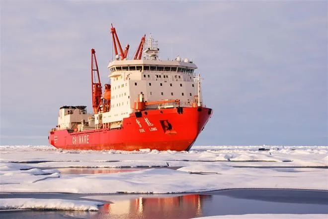 Ледокол, спасавший российское судно, застрял во льдах Антарктики
