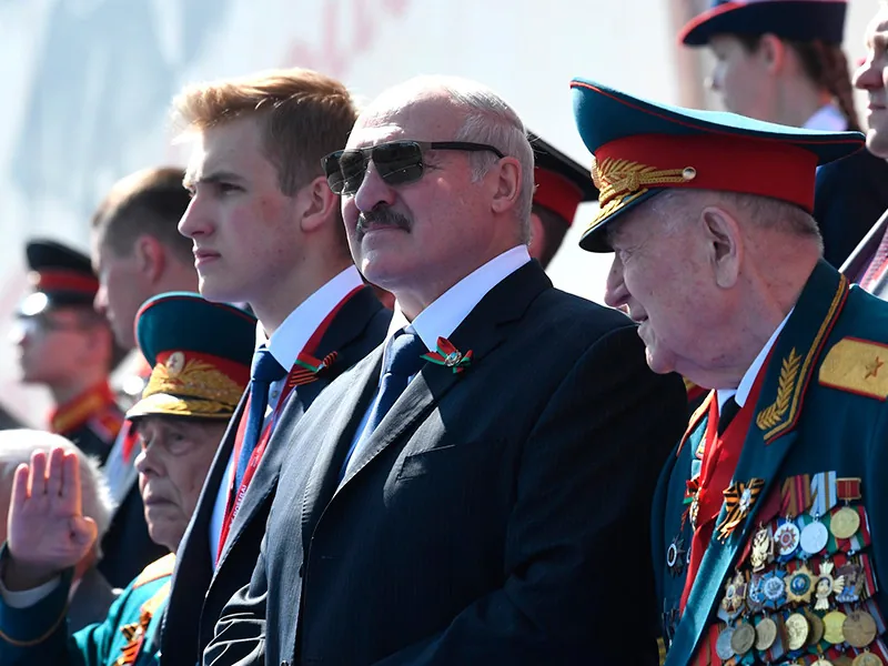 При возложении цветов в Александровском саду Лукашенко демонстративно отодвинулся от Путина. ВИДЕО При возложении цветов в Александровском саду Лукашенко демонстративно отодвинулся от Путина. ВИДЕО