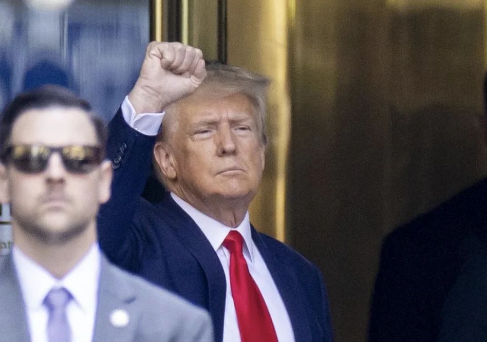 До суду прибув Трамп, де йому висунуть понад 30 обвинувачень До суду прибув Трамп, де йому висунуть понад 30 обвинувачень