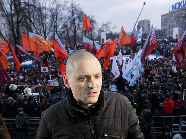 На Пушкинской ОМОН начал "штурм" фонтана с Удальцовым и Навальным