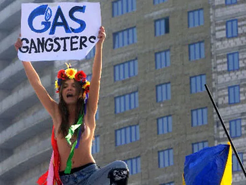 FEMEN в трескучий мороз пошли на "вонючий Газпром". ФОТО FEMEN в трескучий мороз пошли на "вонючий Газпром". ФОТО