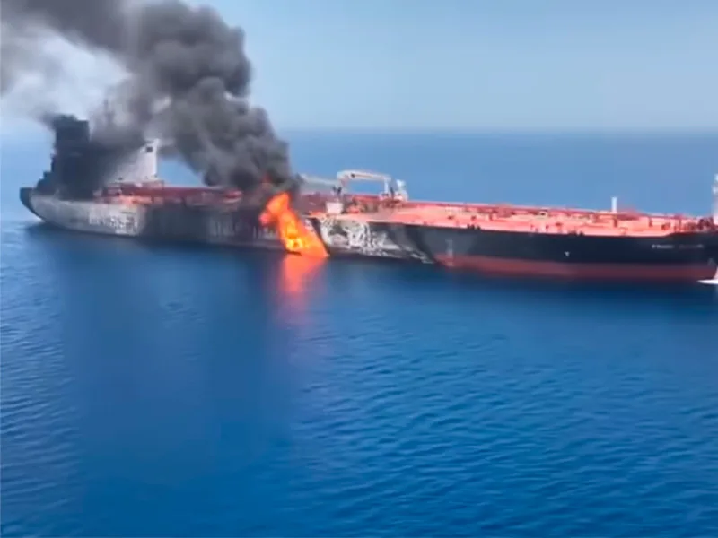 США опубликовали ВИДЕО, предположительно доказывающее наличие мин на сгоревшем танкере США опубликовали ВИДЕО, предположительно доказывающее наличие мин на сгоревшем танкере