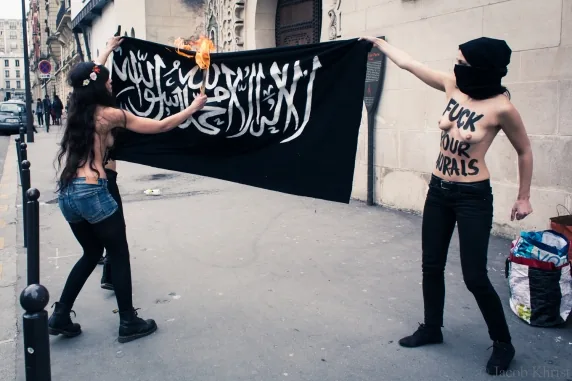 Femen исполнили угрозу – мстят за Амину, начав “топлес-джихад” Femen исполнили угрозу - мстят за Амину, начав "топлес-джихад"
