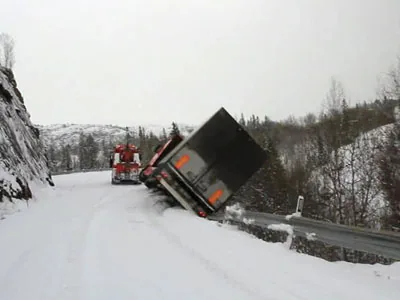 Водитель успел выпрыгнуть из машины, рухнувшей с обрыва. ВИДЕО Водитель успел выпрыгнуть из машины, рухнувшей с обрыва. ВИДЕО