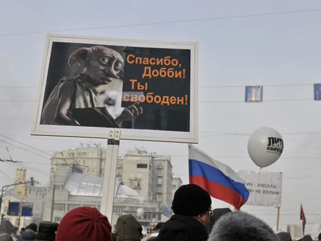 Москва вышла на мороз: одни - за честные выборы, другие - за Путина. ВИДЕО