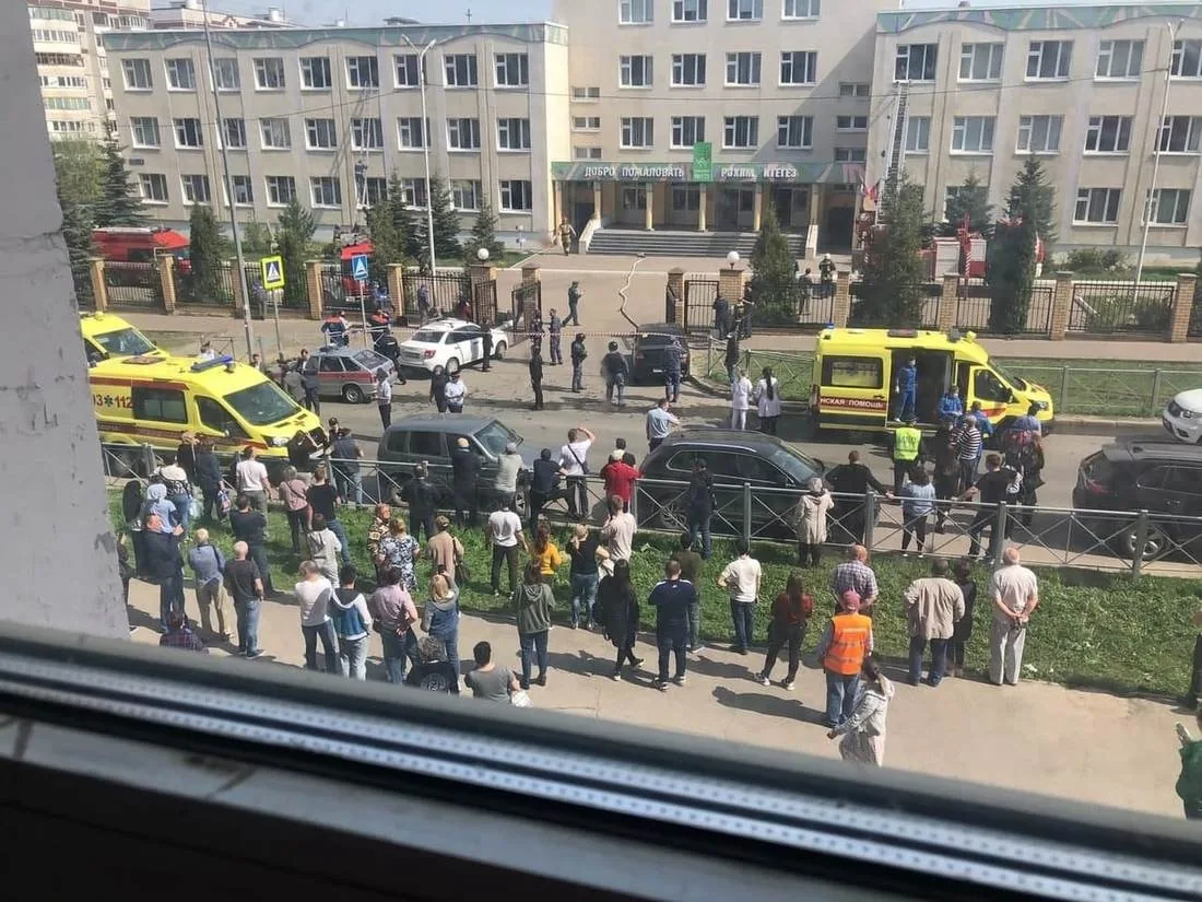 В школе Казани двое подростков устроили стрельбу, есть погибшие. СМИ сообщили о взрыве